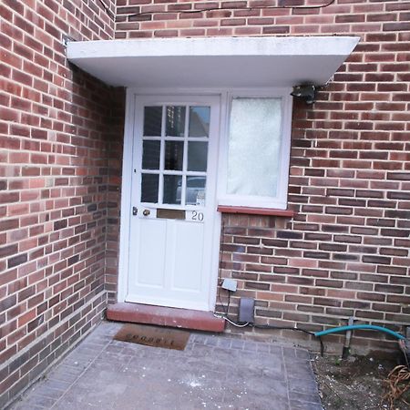 Lovely Apartment With Free Parking On Premises. Londen Buitenkant foto