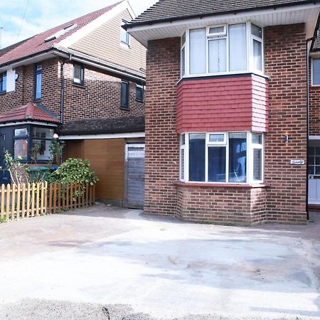 Lovely Apartment With Free Parking On Premises. Londen Buitenkant foto
