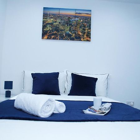 Lovely Apartment With Free Parking On Premises. Londen Buitenkant foto
