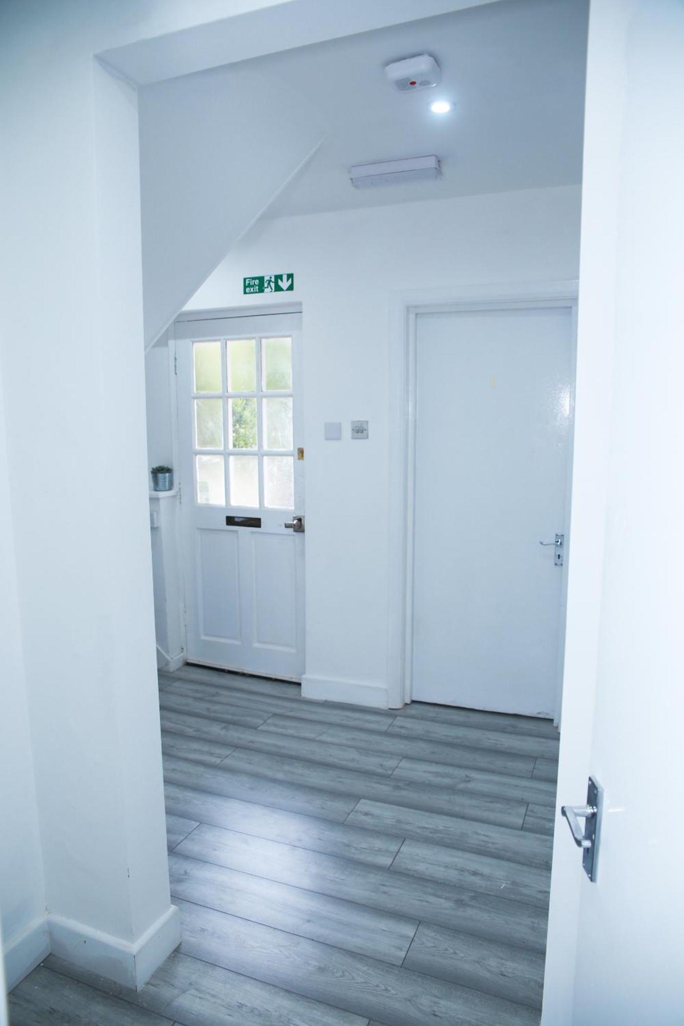 Lovely Apartment With Free Parking On Premises. Londen Buitenkant foto