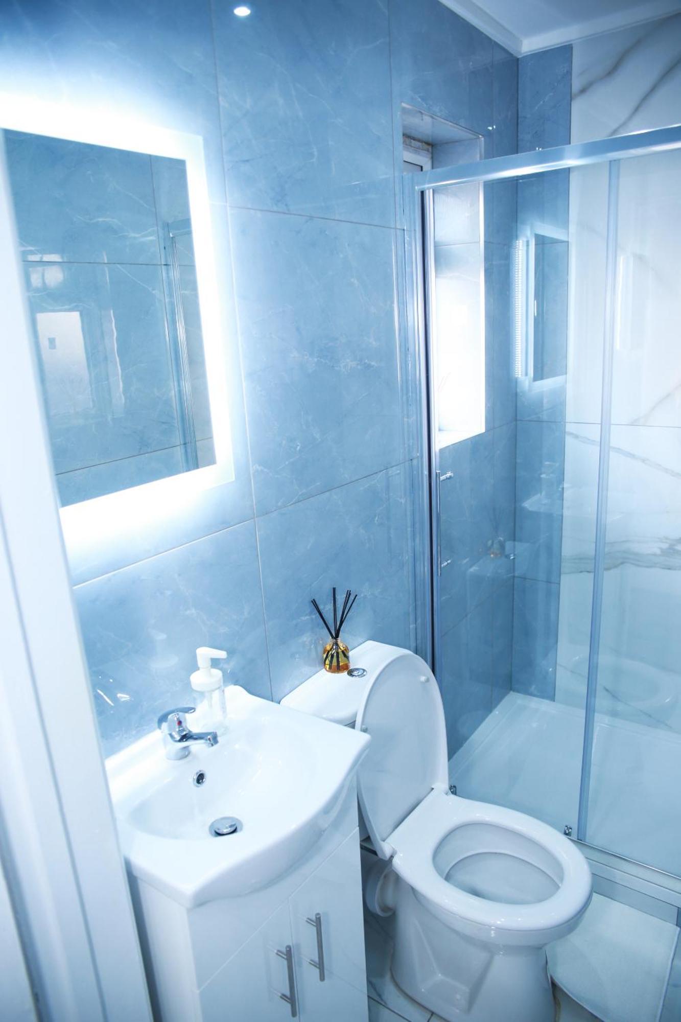 Lovely Apartment With Free Parking On Premises. Londen Buitenkant foto