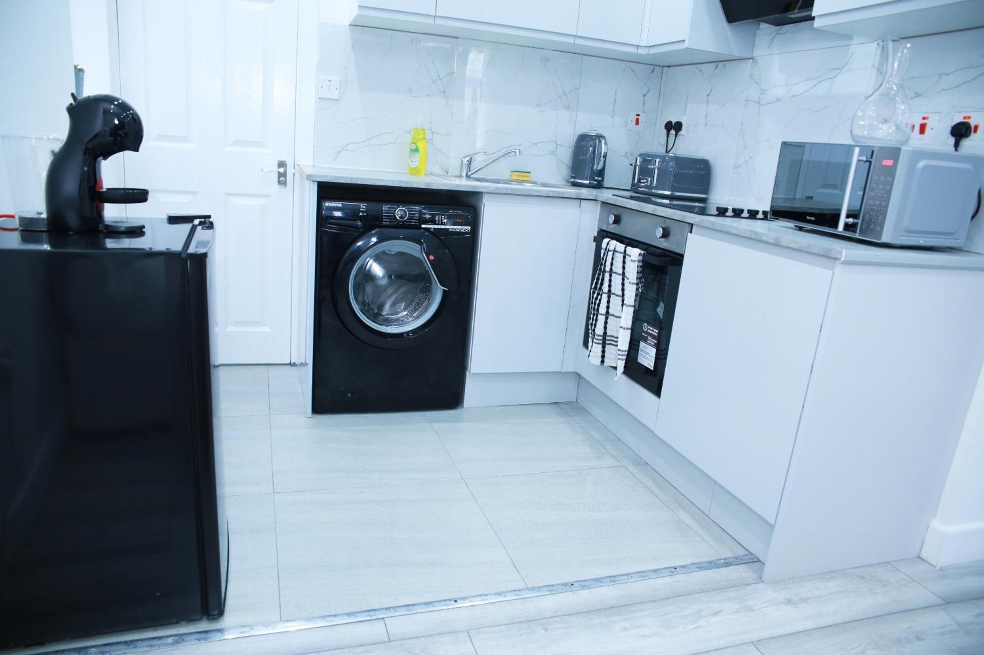 Lovely Apartment With Free Parking On Premises. Londen Buitenkant foto