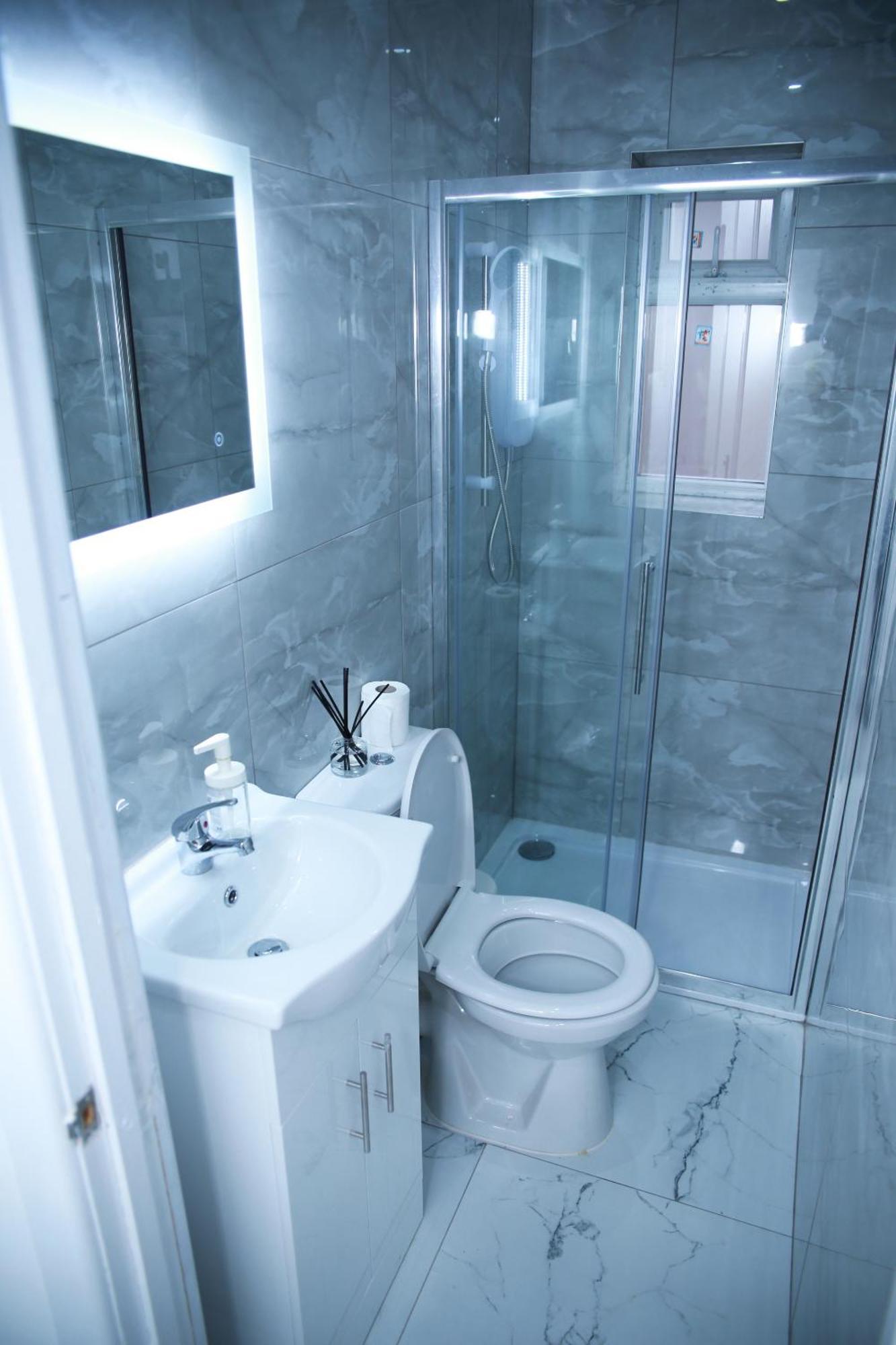 Lovely Apartment With Free Parking On Premises. Londen Buitenkant foto